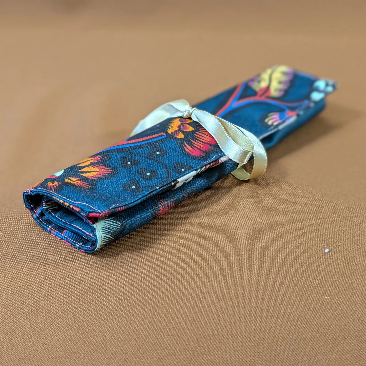 Pochette à couverts, tissu Indienne fond bleu Po'fil