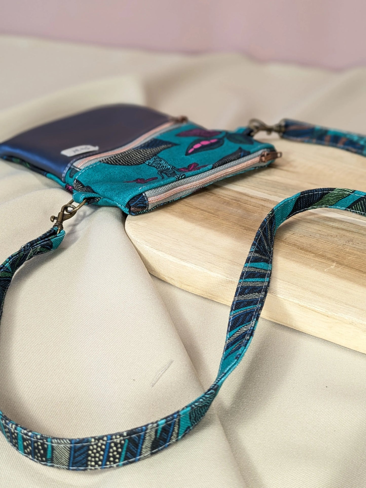 Pochette téléphone simili bleu métallisé Po'fil