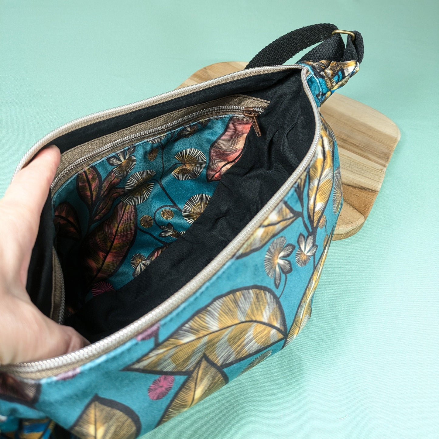 Sac demi-lune velours ras, tissu Rainbow tree Po'fil