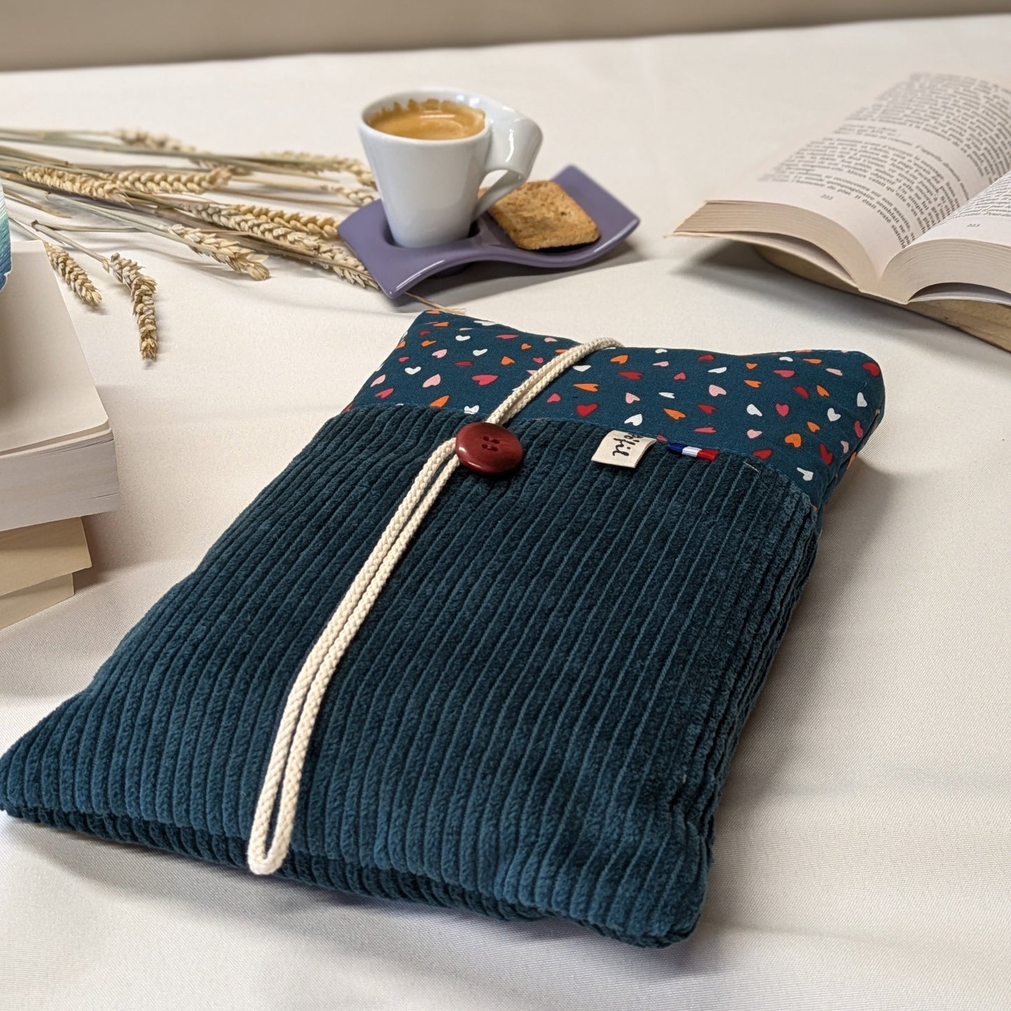 Pochette à livre broché, velours côtelé bleu vert et coton imprimé de cœurs rose, rouge et blanc sur un fond bleu vert profond