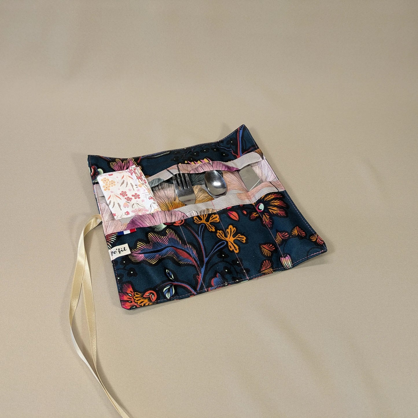Pochette à couverts, tissu Indienne fond bleu Po'fil