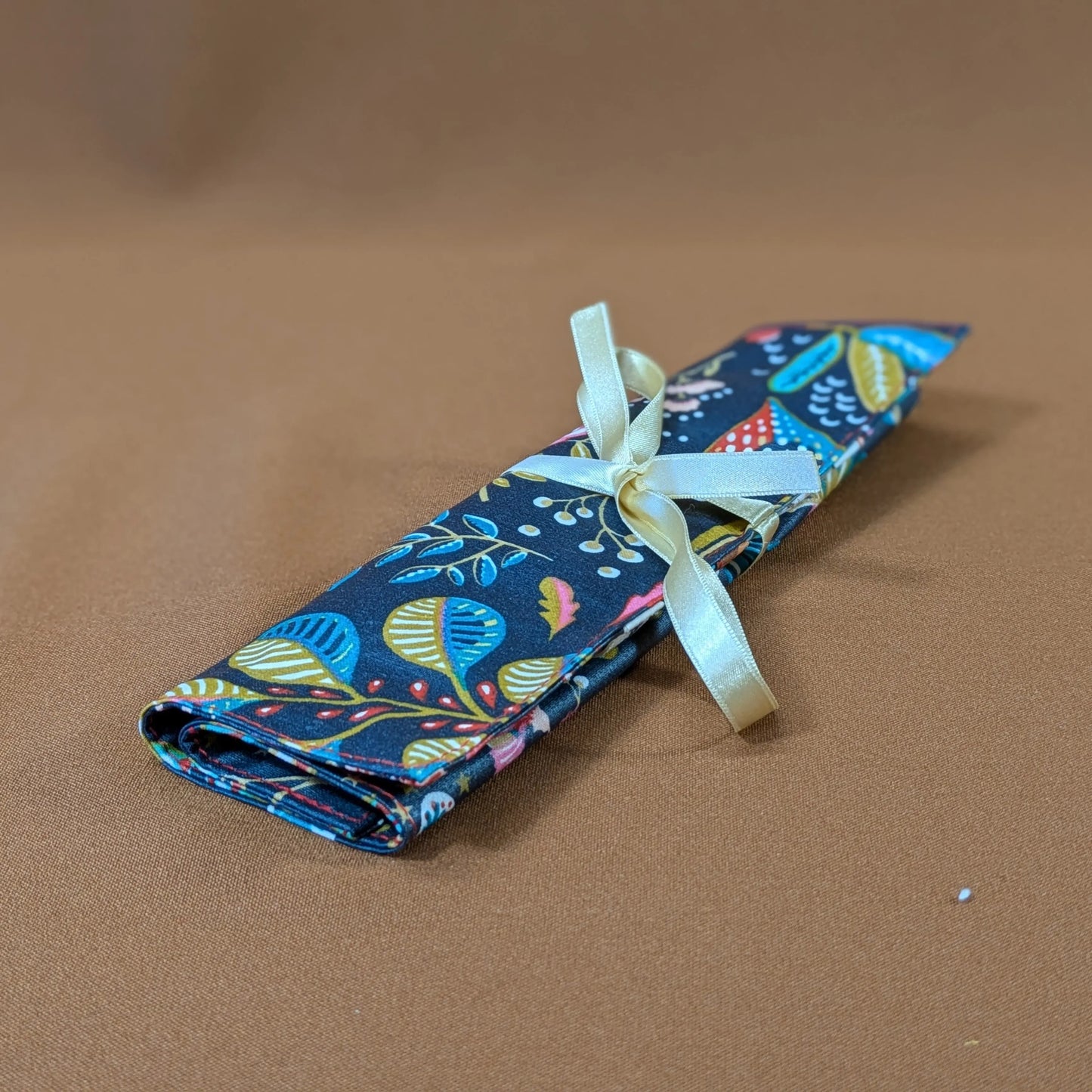 Pochette à couverts, tissu Ancolie ardoise Po'fil