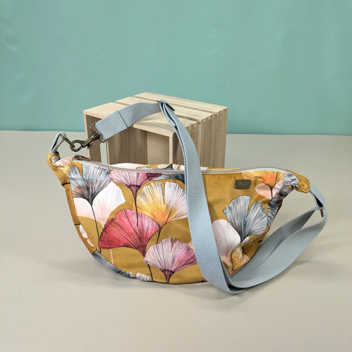 Sac demi-lune velours ras, tissu Céline fond cumin Po'fil