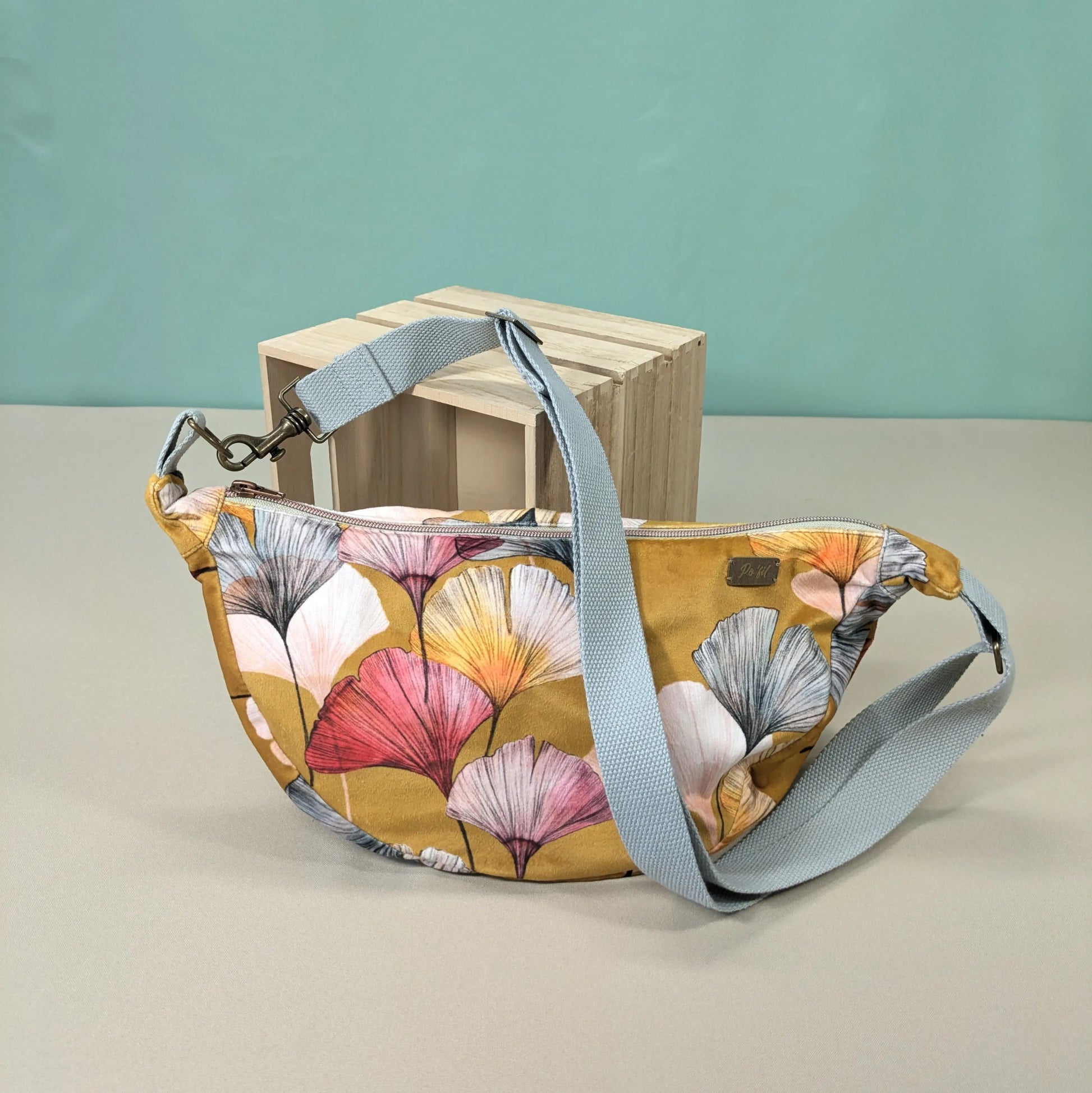 Sac demi-lune velours ras, tissu Céline fond cumin Po'fil