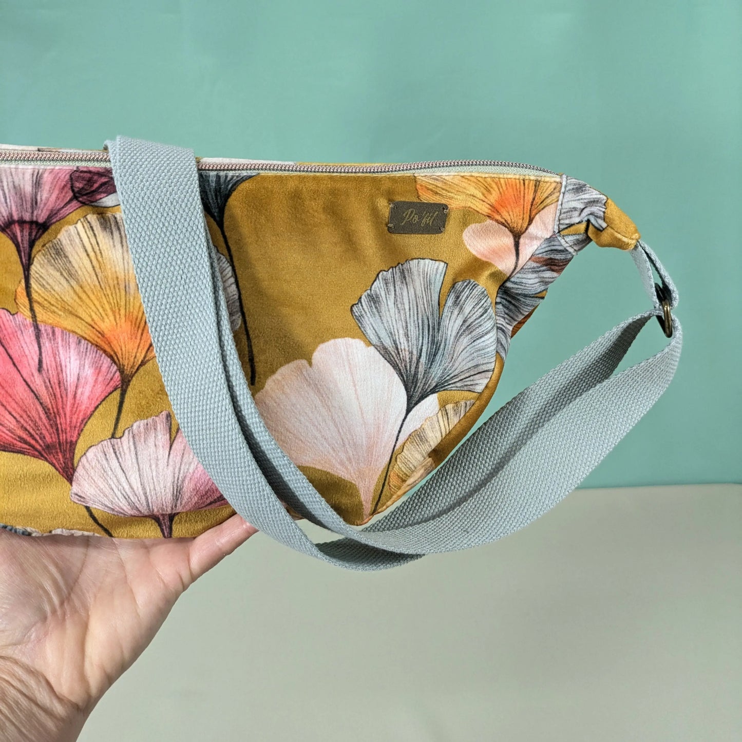 Sac demi-lune velours ras, tissu Céline fond cumin Po'fil