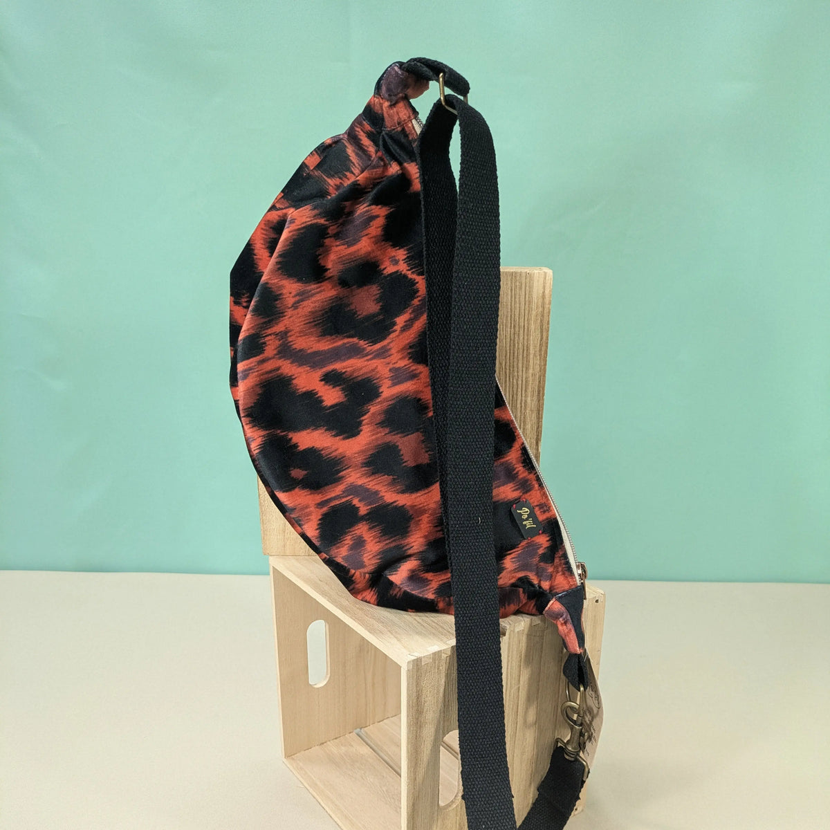 Sac demi-lune velours ras, tissu Big Leop fond rouge Po'fil