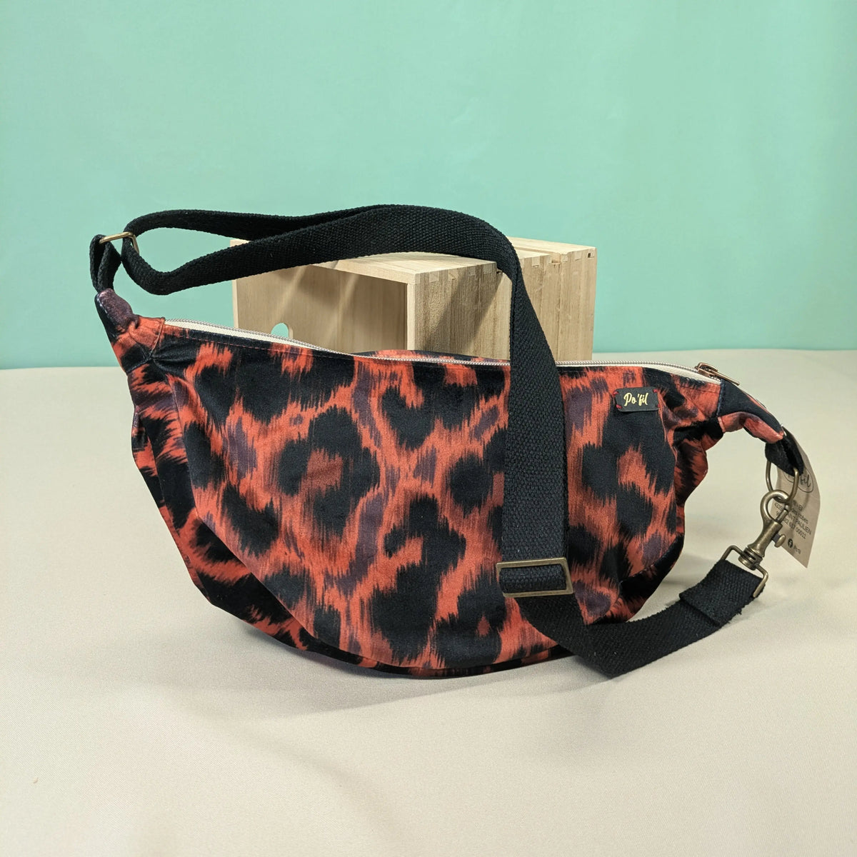 Sac demi-lune velours ras, tissu Big Leop fond rouge Po'fil