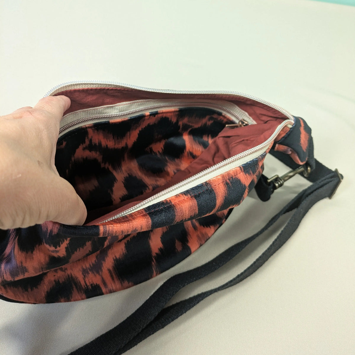 Sac demi-lune velours ras, tissu Big Leop fond rouge Po'fil