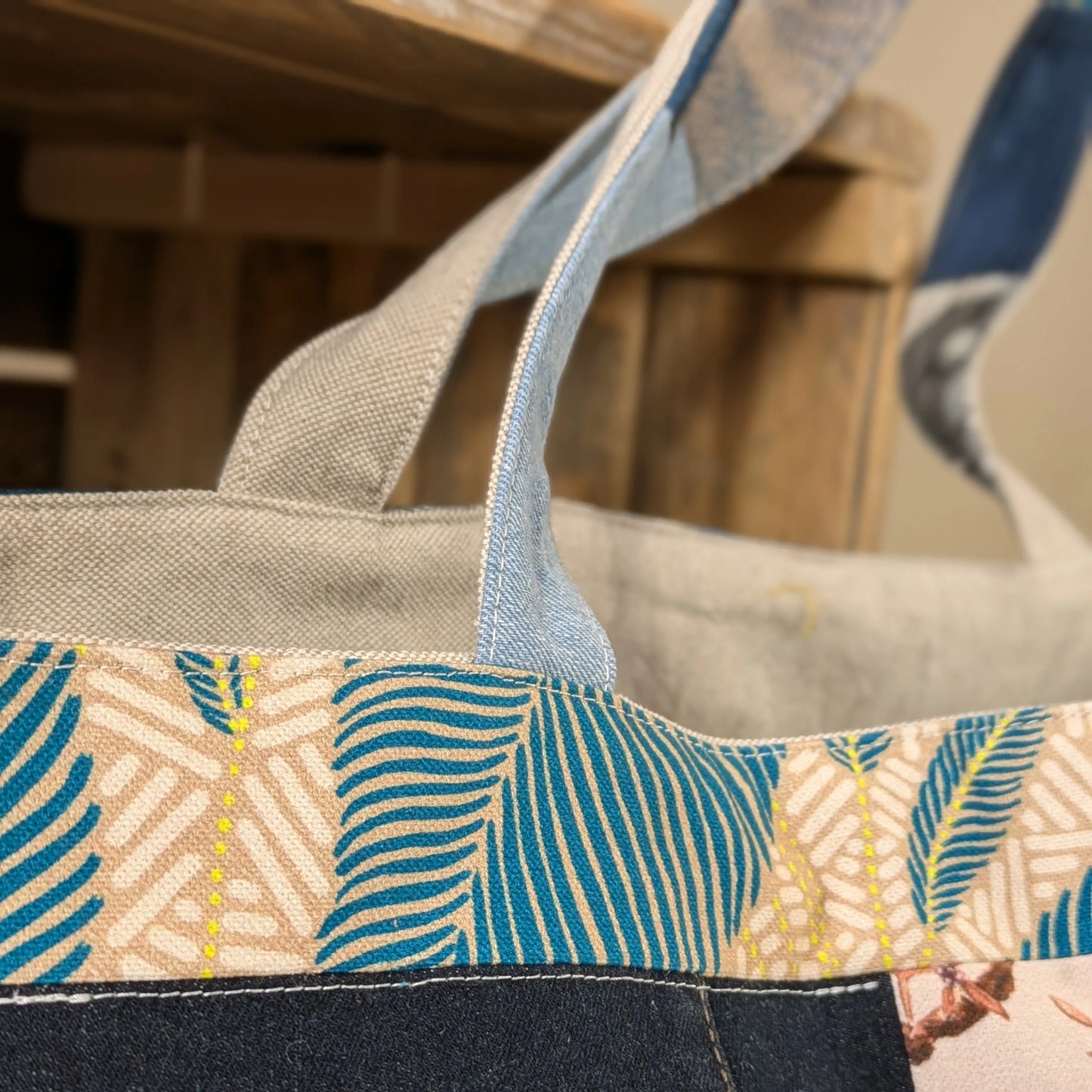 Sac cabas upcyclé, chutes de jean et tissu Po'fil