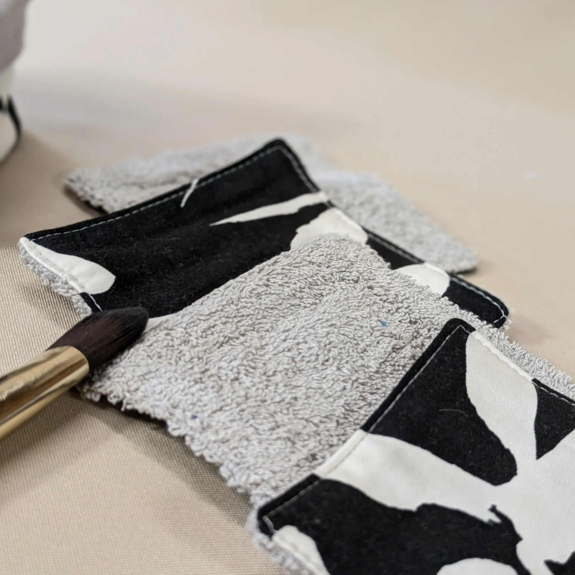 Panière de 10 lingettes lavables, tissu noir et blanc abstrait Po'fil