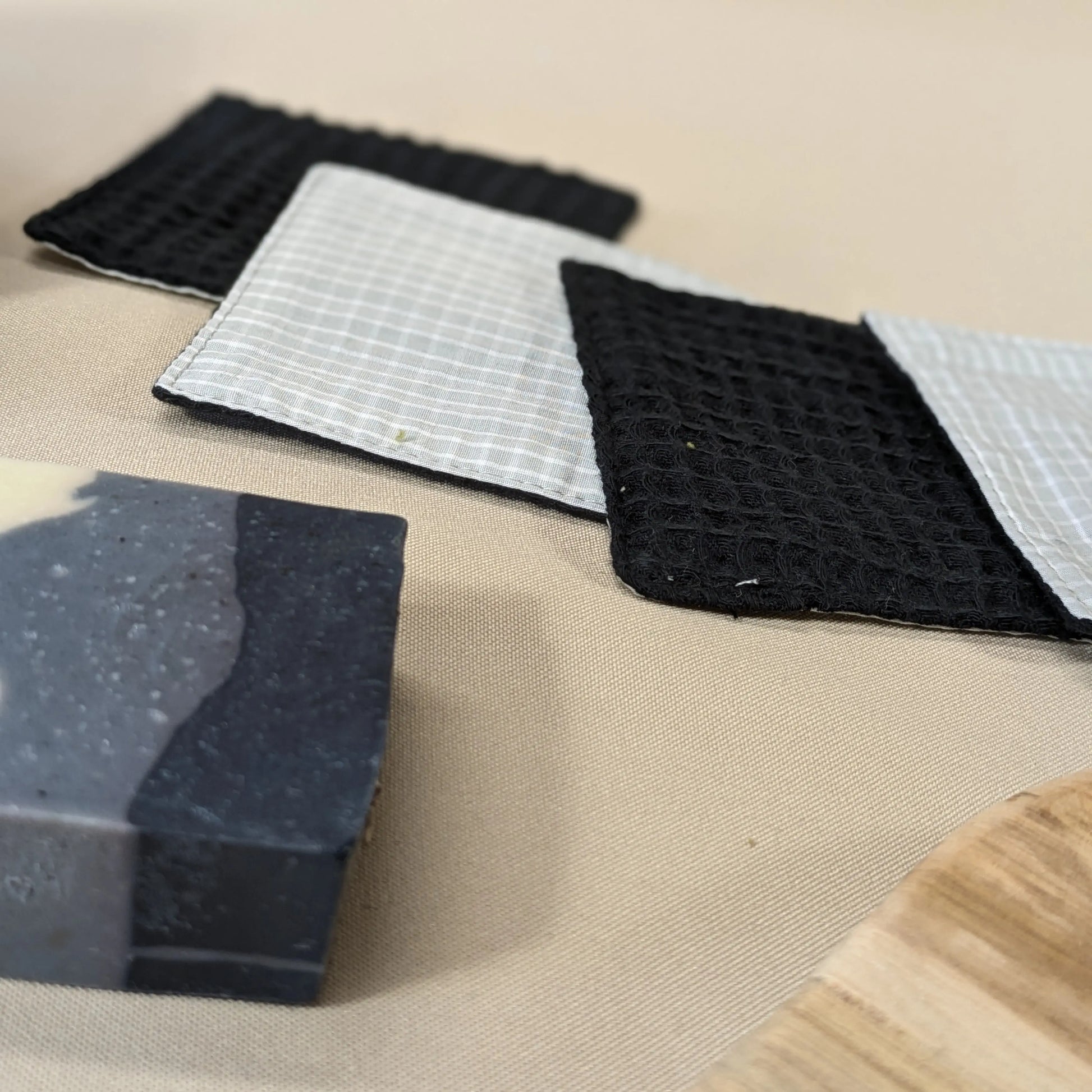 Panière de 10 lingettes lavables nid d'abeille, carreau gris Po'fil