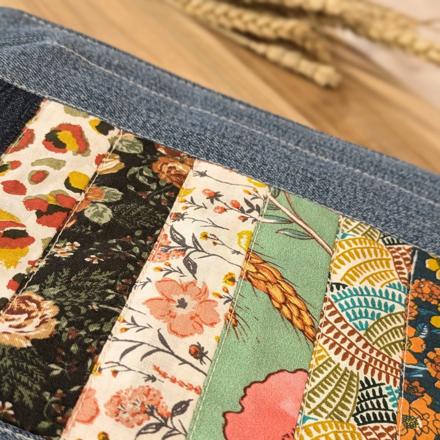 Pochette plate upcyclée jean et chutes de tissu Po'fil