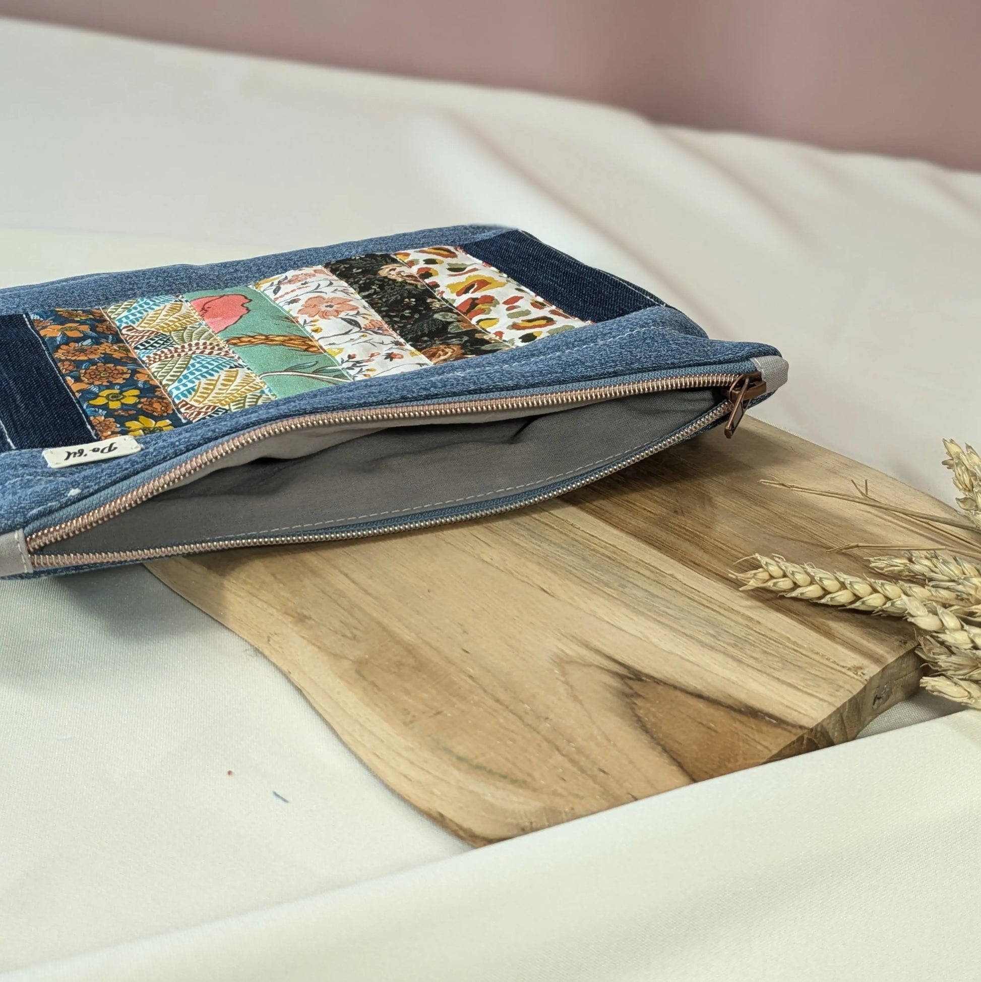 Pochette plate upcyclée jean et chutes de tissu Po'fil