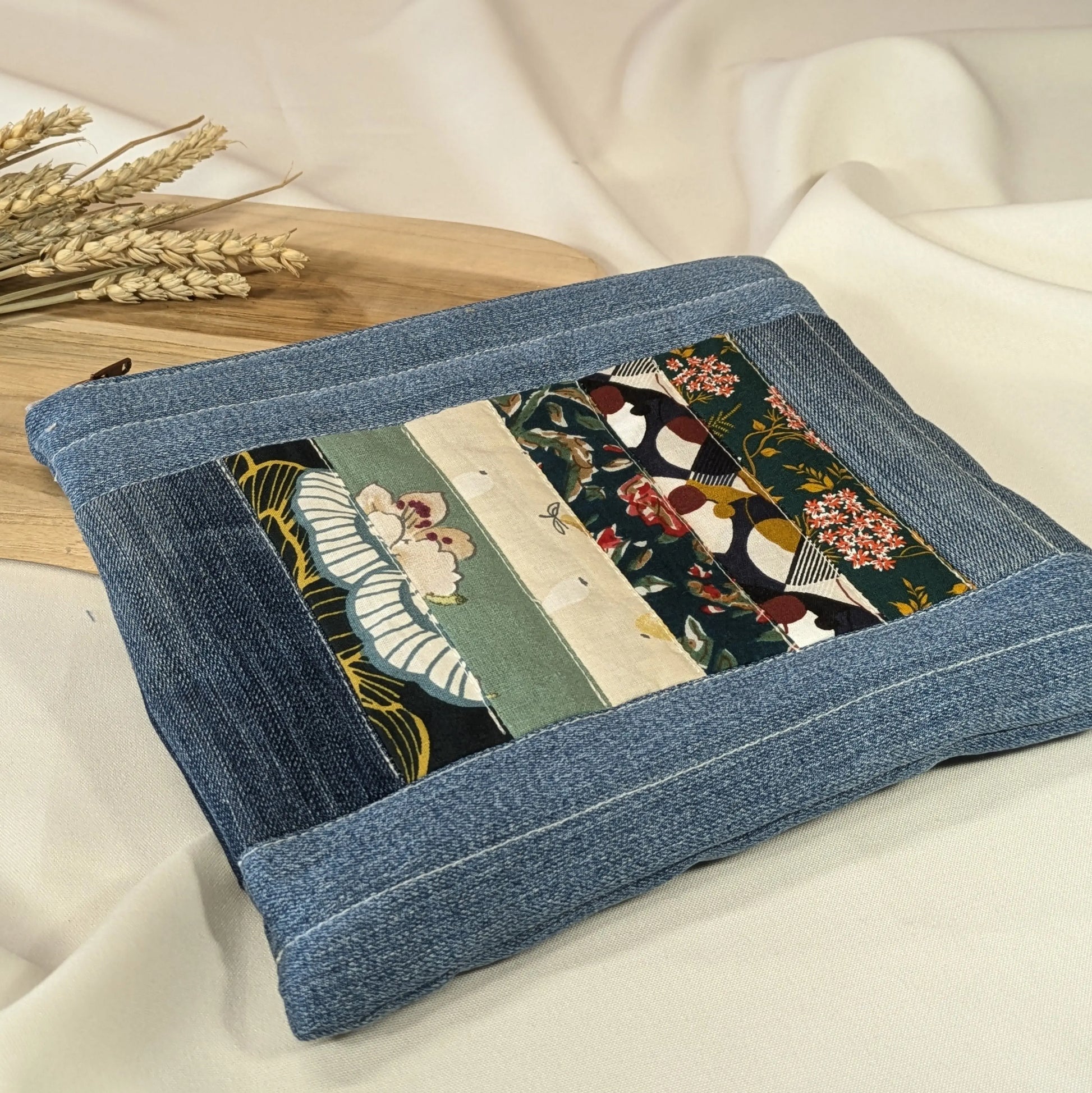 Pochette plate upcyclée jean et chutes de tissu Po'fil