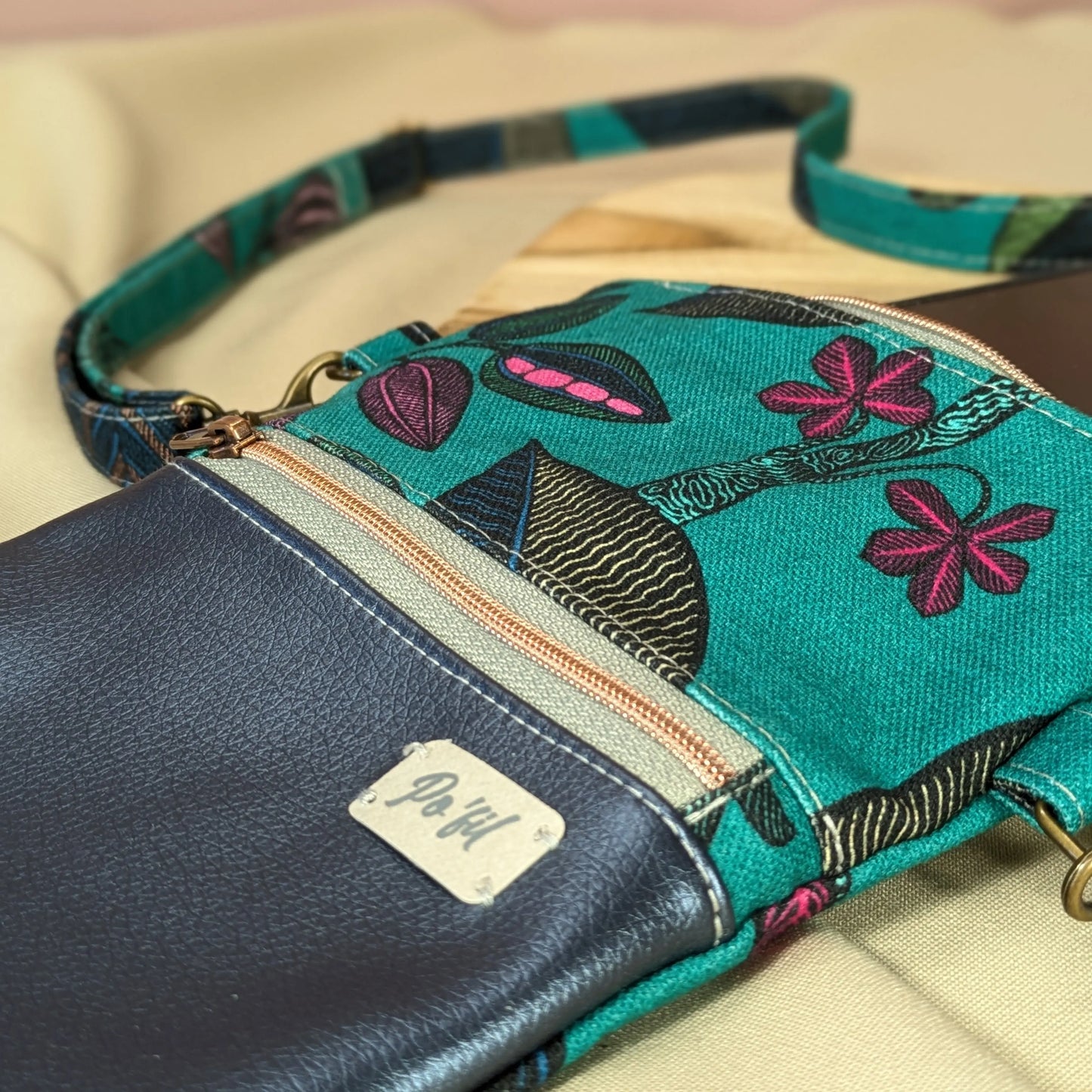 Pochette téléphone simili bleu métallisé Po'fil