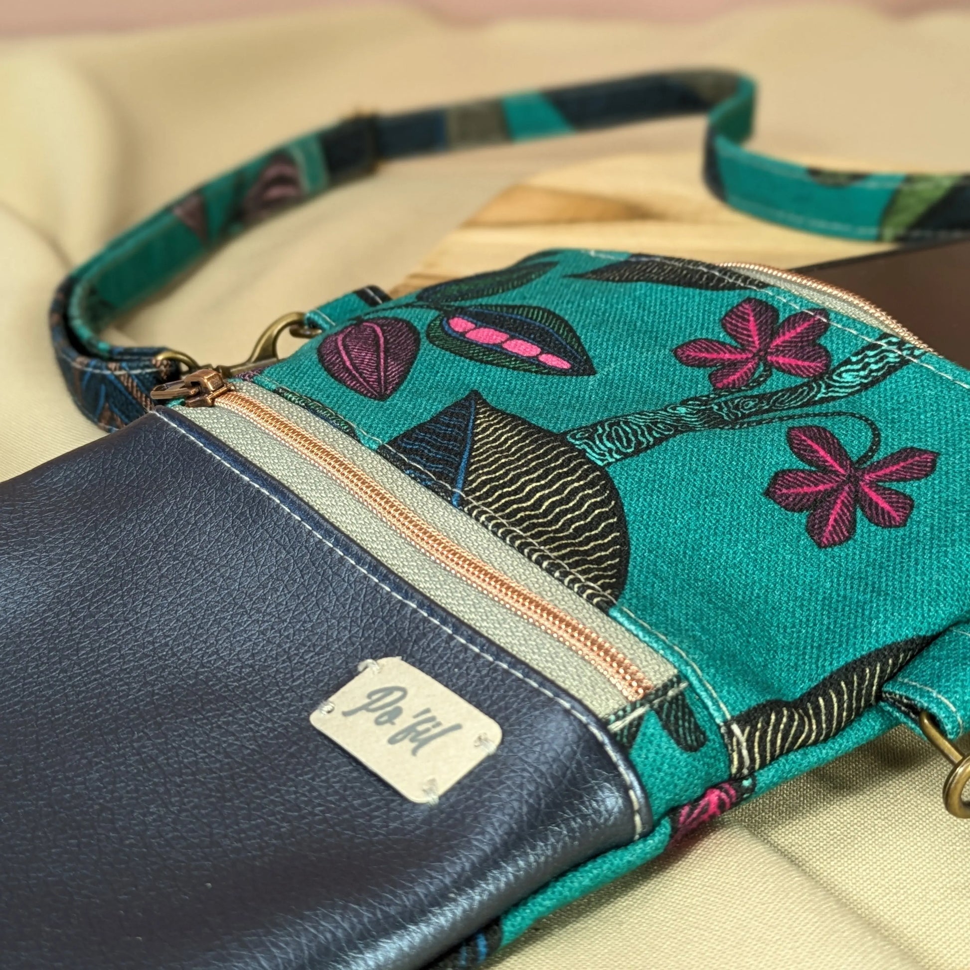 Pochette téléphone simili bleu métallisé Po'fil