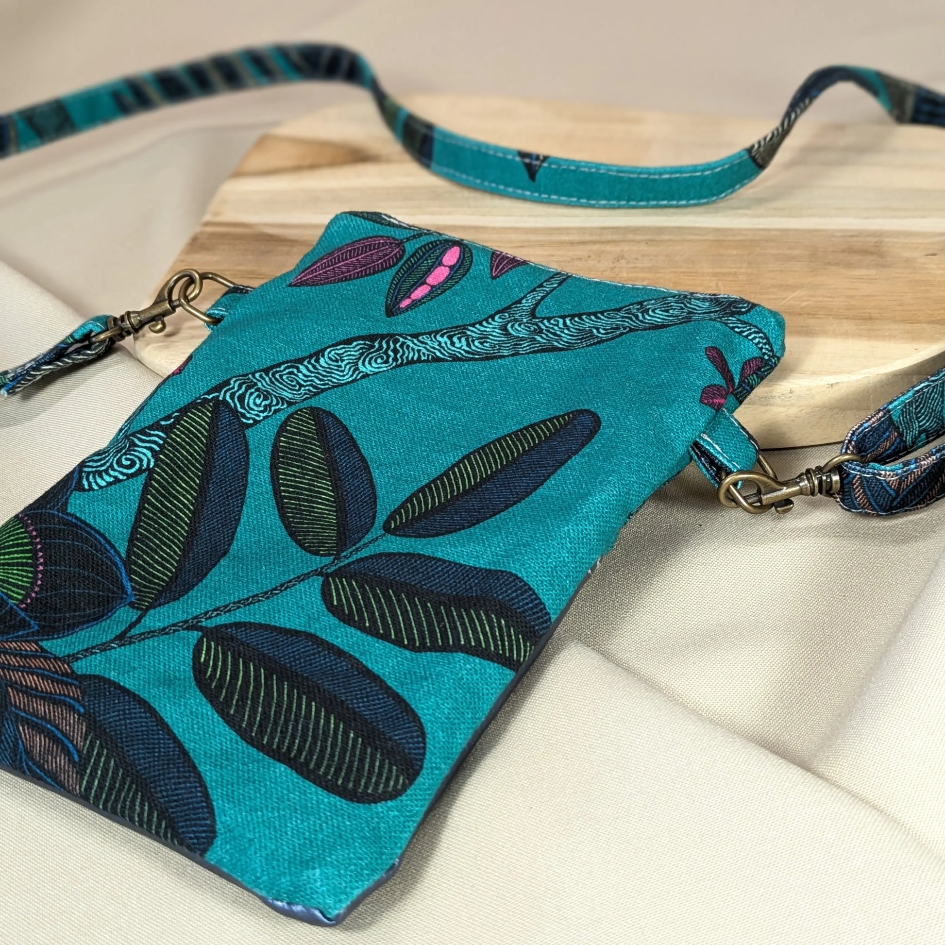 Pochette téléphone simili bleu métallisé Po'fil