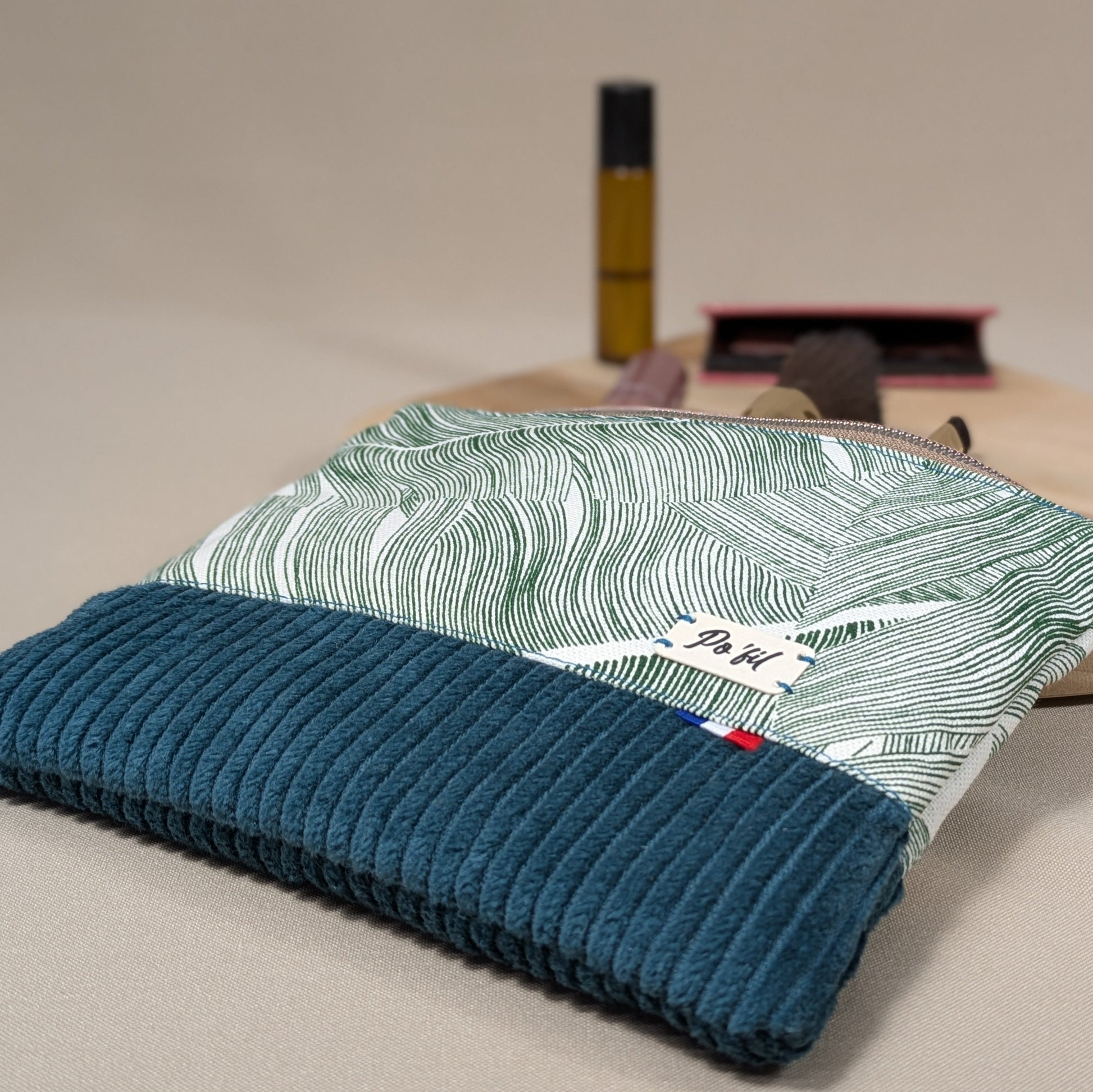 Pochette plate velours côtelé bleu vert Po'fil