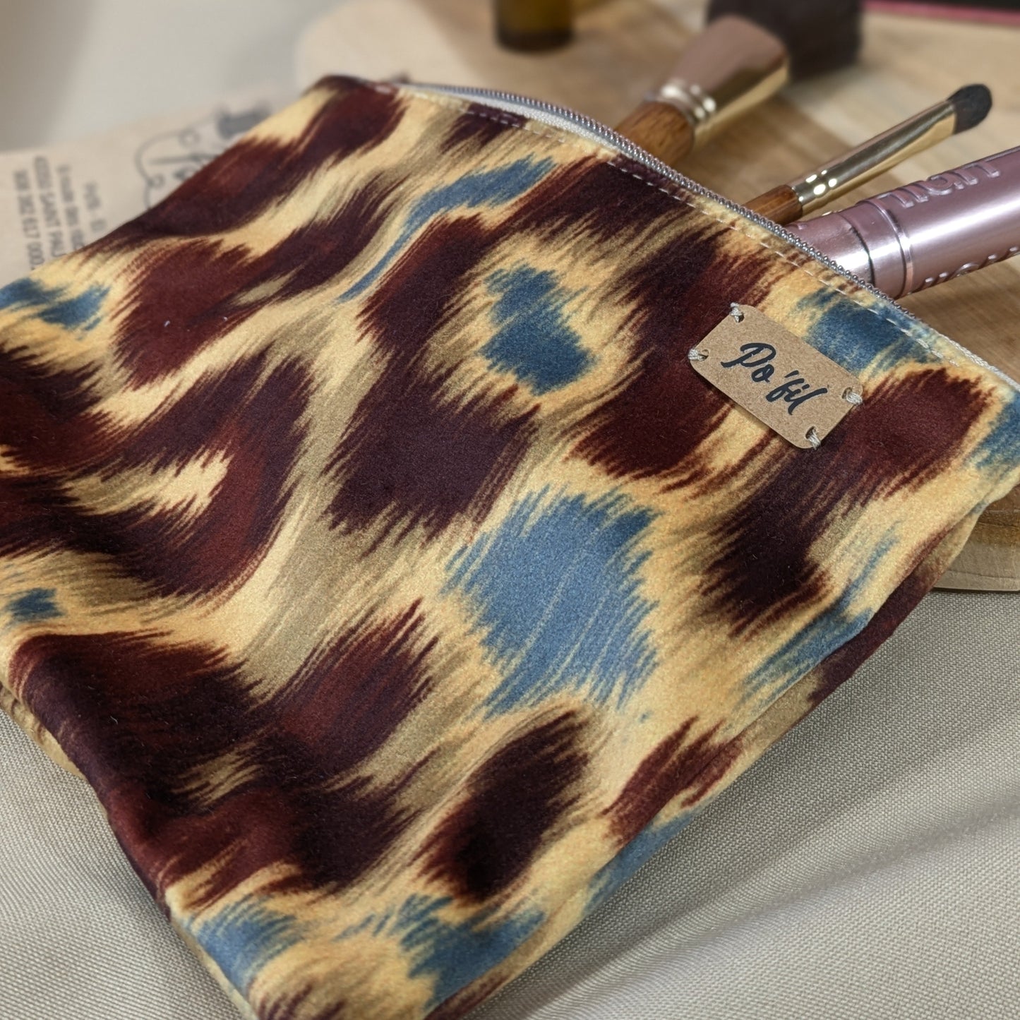 Pochette plate velours ras Big Leop fond ocre Po'fil