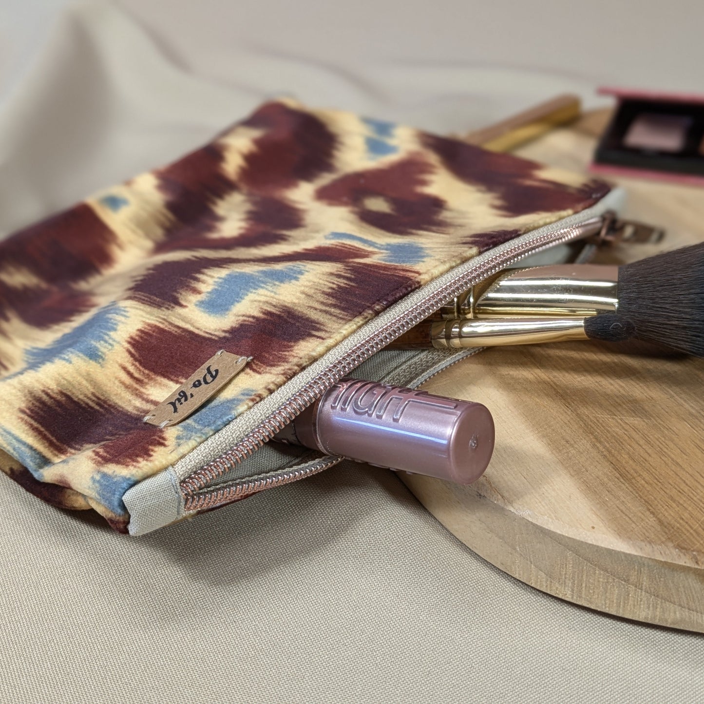 Pochette plate velours ras Big Leop fond ocre Po'fil