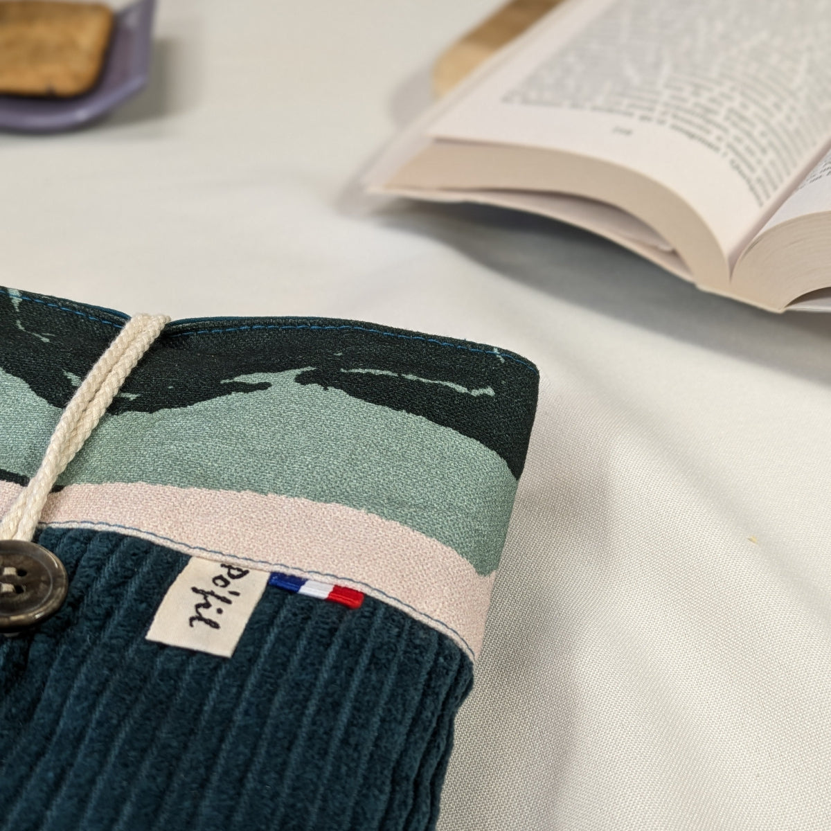 Petite pochette à livre, velours côtelé bleu vert Po'fil