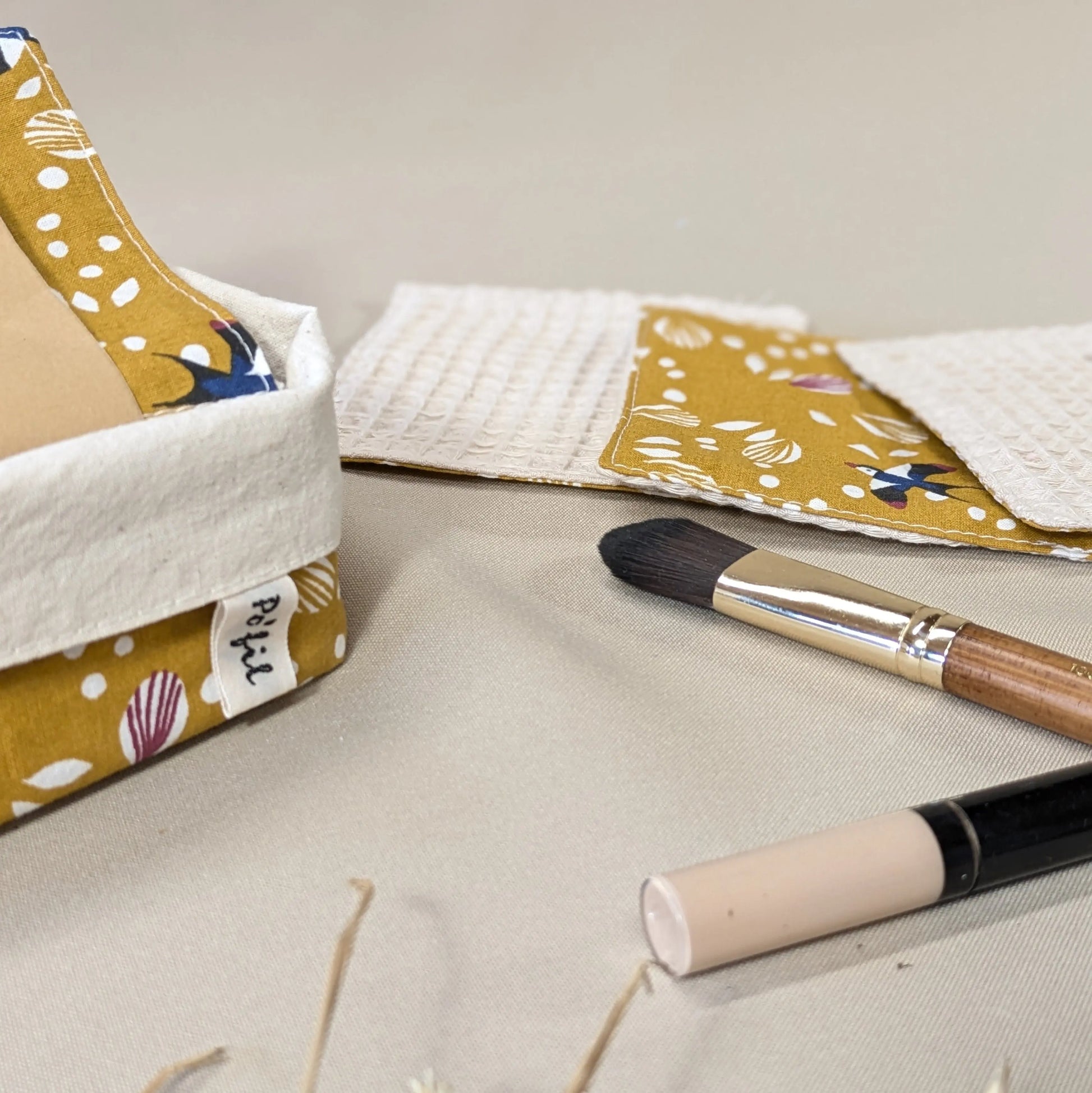 Panière de 10 lingettes lavables nid d'abeille, tissu Jolhiro moutarde Po'fil