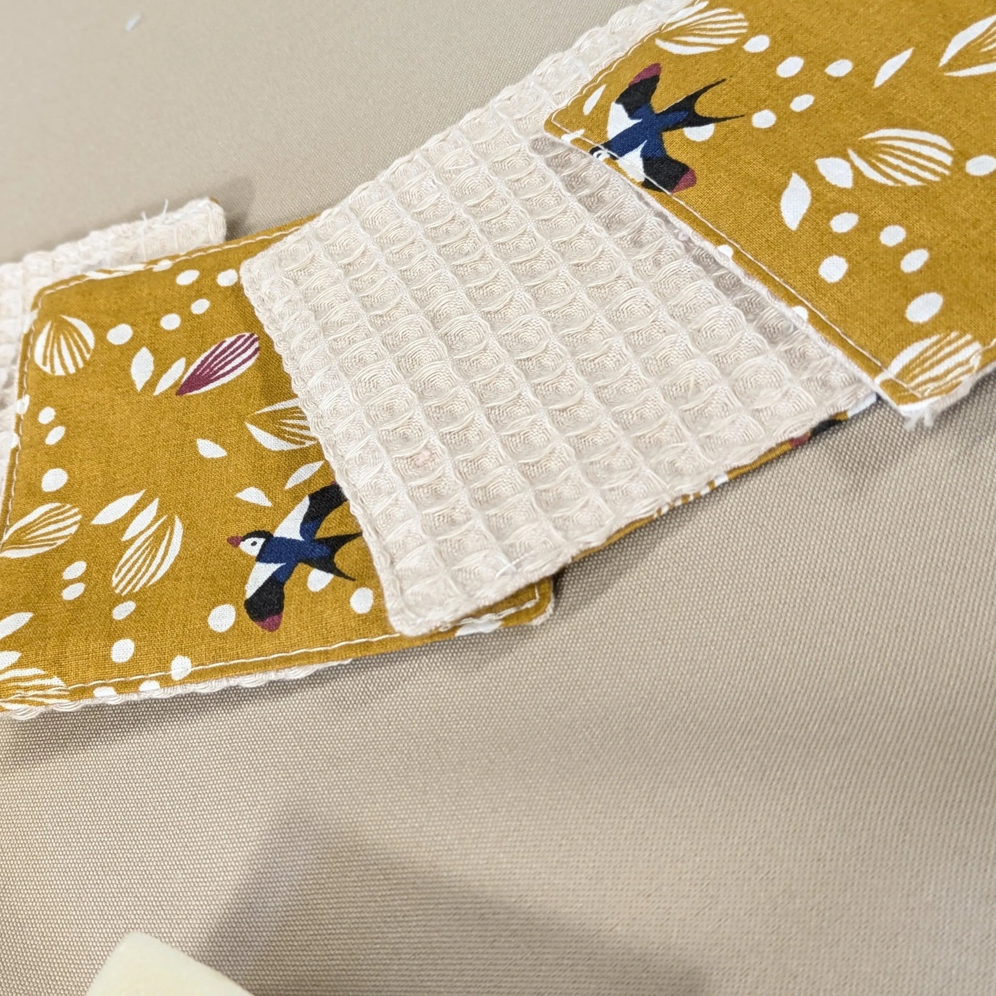 Panière de 10 lingettes lavables nid d'abeille, tissu Jolhiro moutarde Po'fil