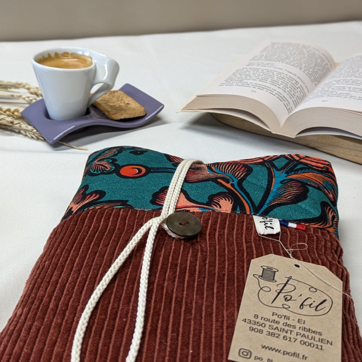 Pochette à livre broché, velours côtelé brique et coton imprimé de grosses fleurs aux couleurs joyeuses et vivifiantes