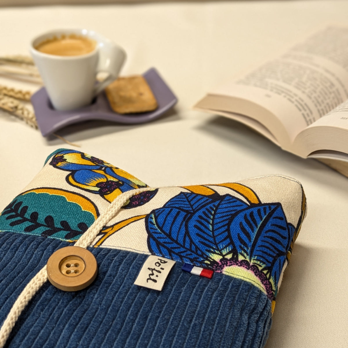 Pochette à livre broché, velours côtelé bleu indigo et coton orné de formes et fleurs aux couleurs variées