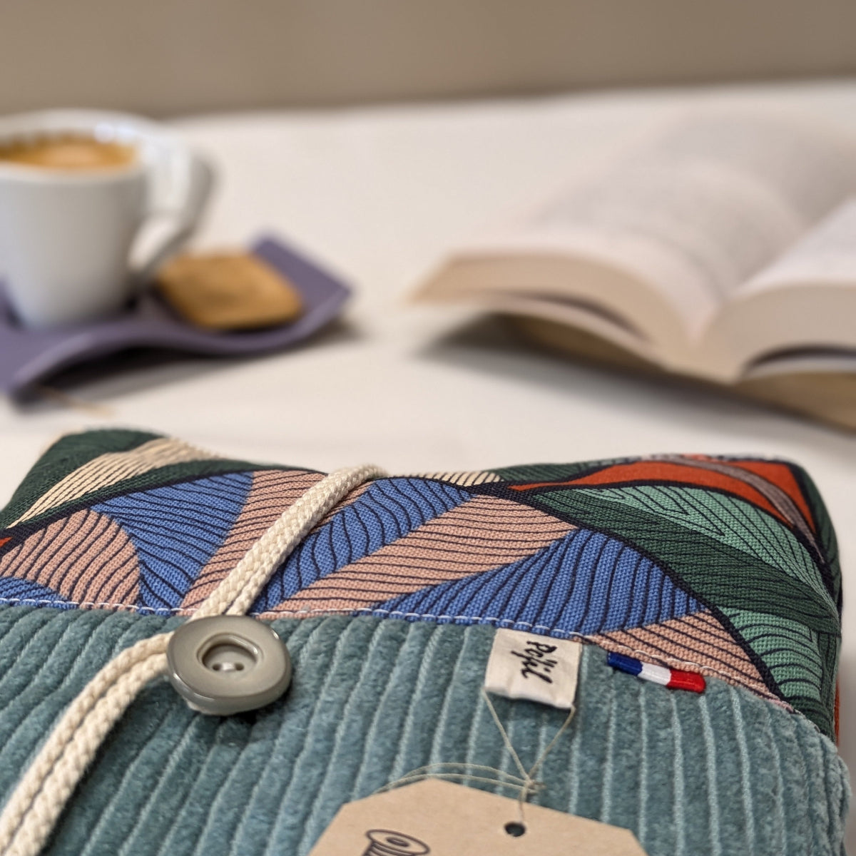 Pochette à livre broché, velours côtelé menthe et coton imprimé de grosses feuilles de nénuphar graphiques