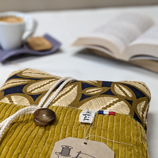 Pochette à livre broché, velours côtelé moutarde et coton imprimé d'un motif végétal et géométrique