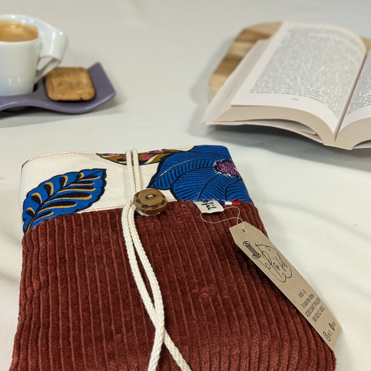 Pochette à livre de poche, velours côtelé brique et coton orné de formes et fleurs aux couleurs variées