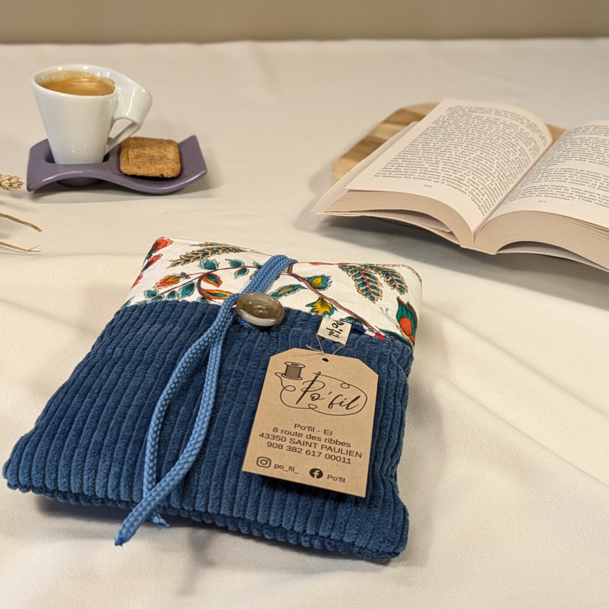Pochette à livre de poche velours côtelé bleu indigo et coton parsemé de fleurs sauvages et d'éléments naturels
