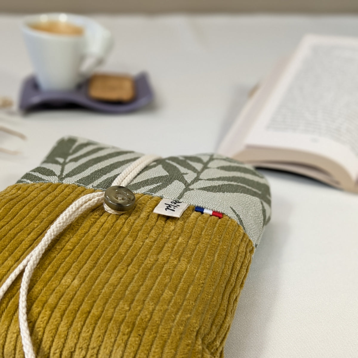 Pochette à livre de poche, velours côtelé jaune moutarde et tissu jacquard vert aux motifs floraux