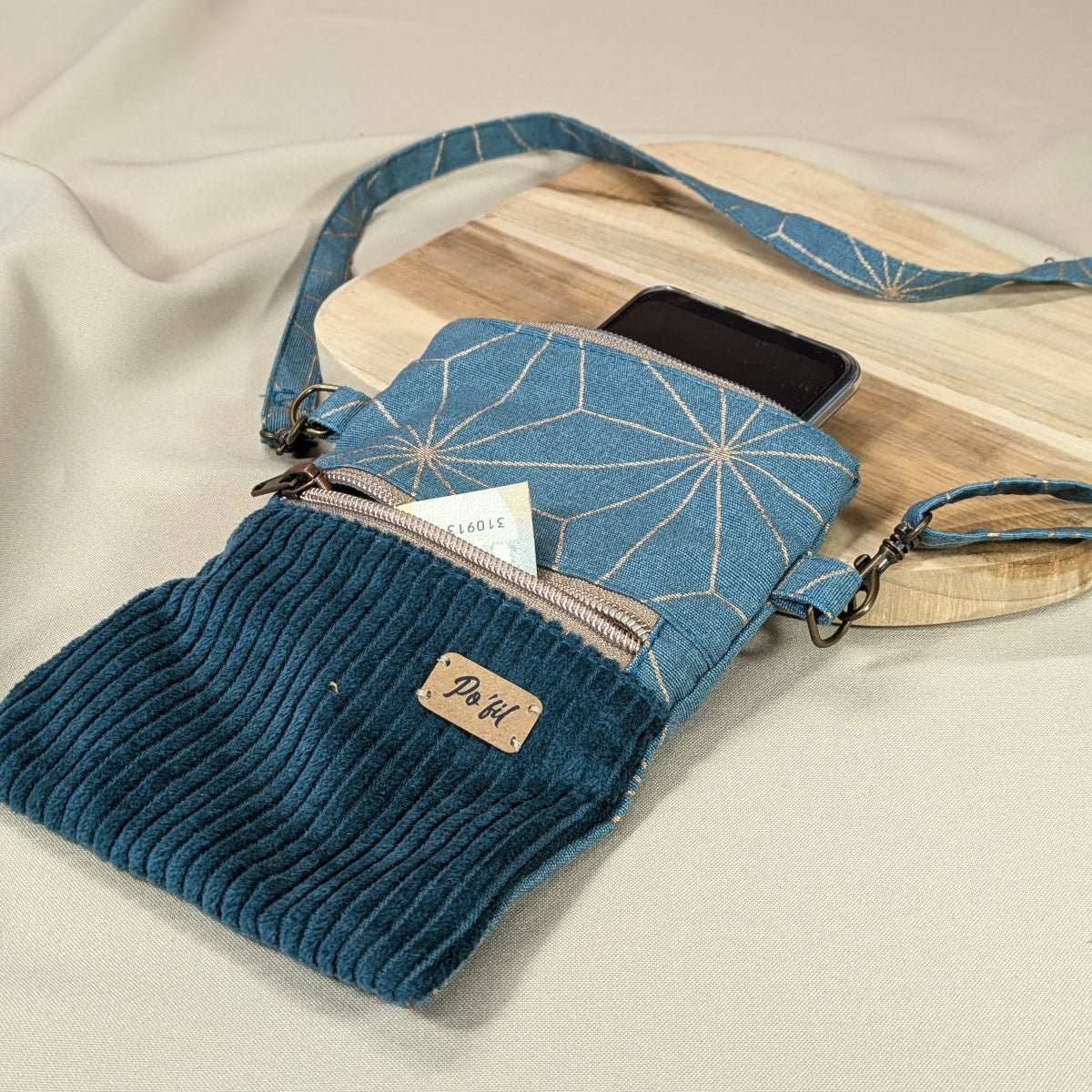 Sac pour téléphone en velours côtelé bleu vert, l'accessoire indispensable pour partir léger