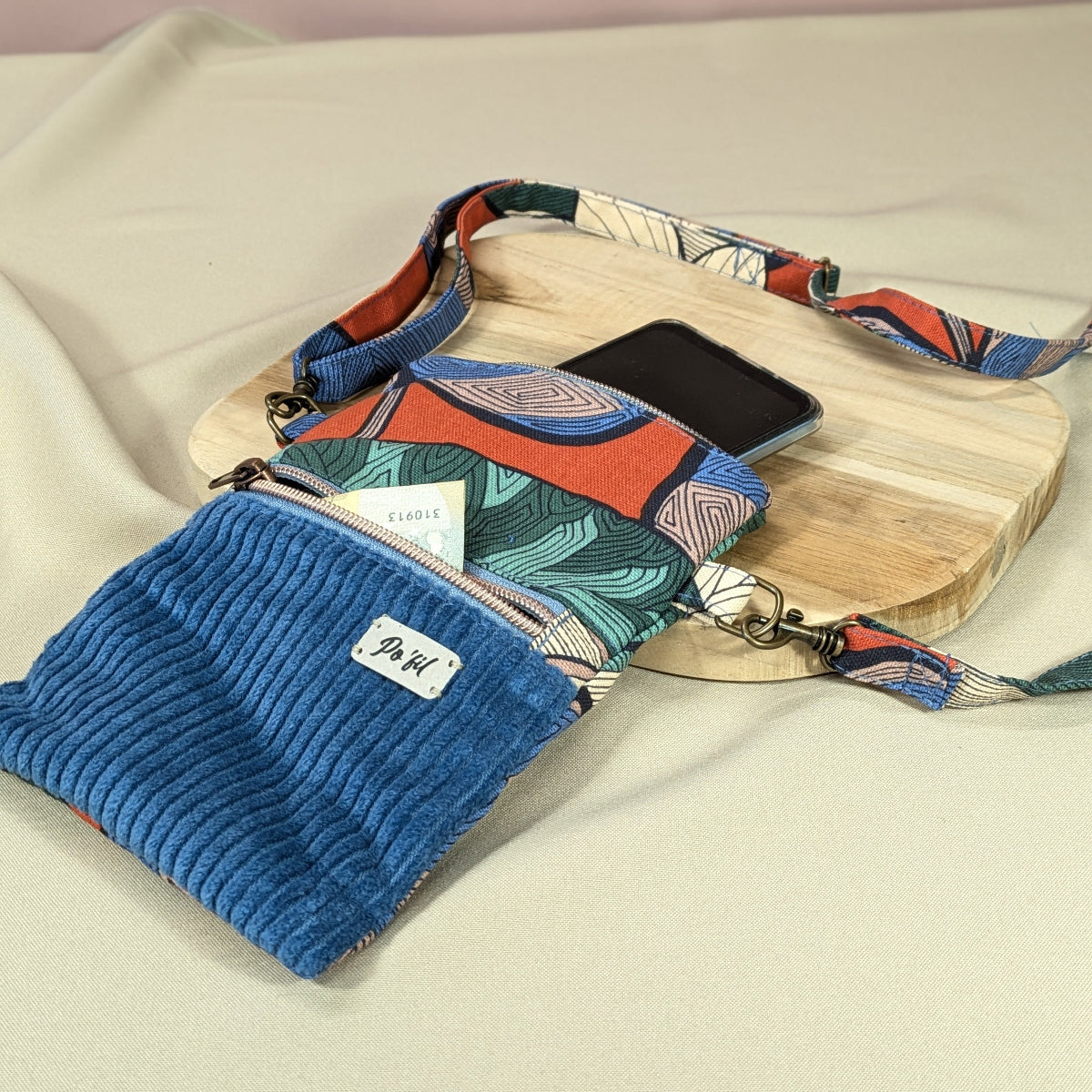 Sac pour téléphone en velours côtelé bleu indigo, l'accessoire indispensable pour voyage léger