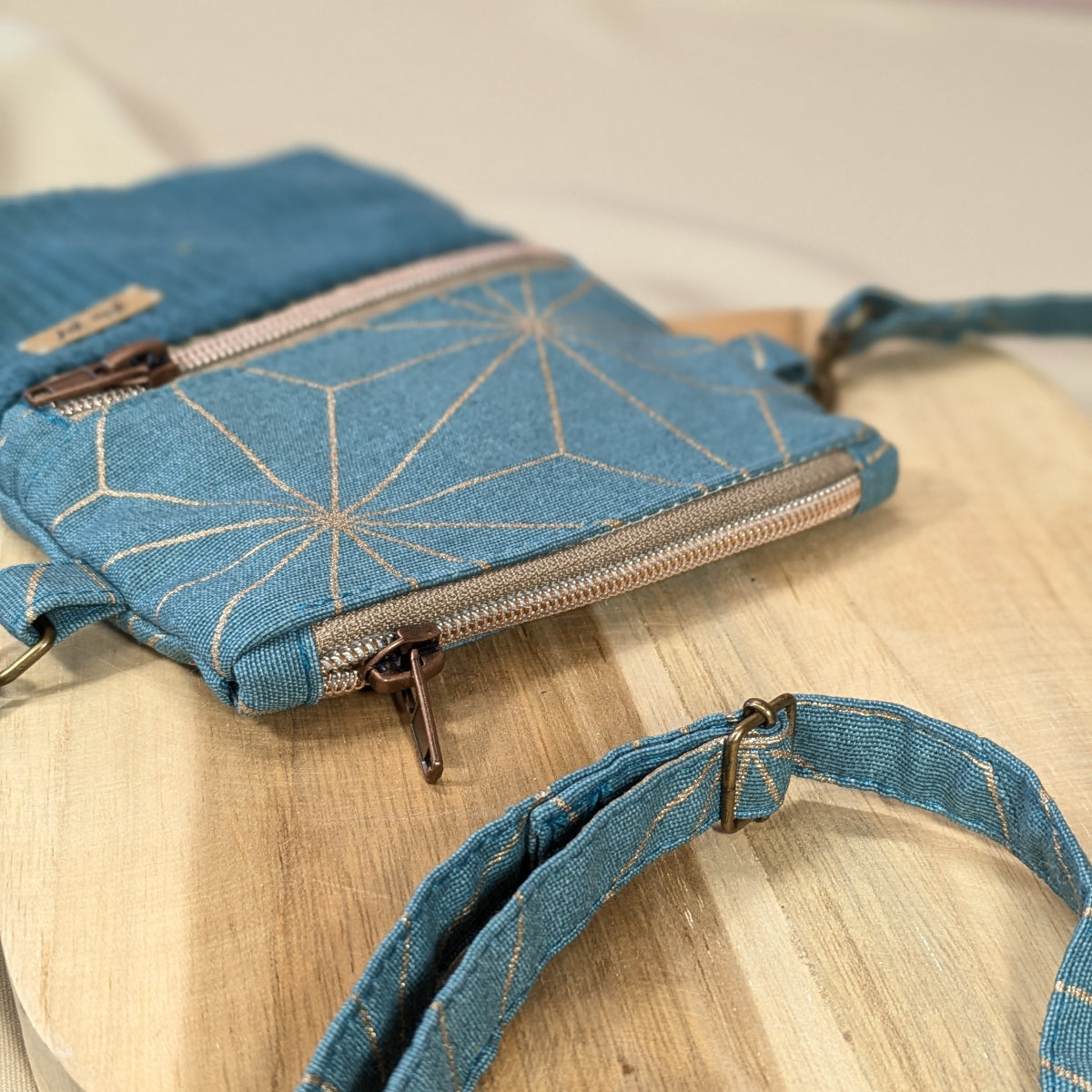 Zoom sur la fermeture du haut de la pochette permettant de glisser votre téléphone