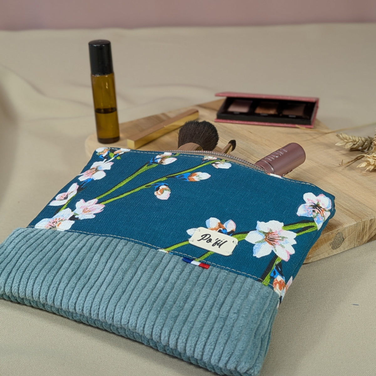 Cette pochette plate peut servir de trousse à maquillage. Sa taille est idéale pour contenir les essentiels