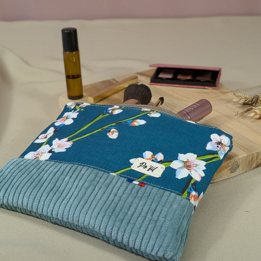Cette pochette plate peut servir de trousse à maquillage. Sa taille est idéale pour contenir les essentiels