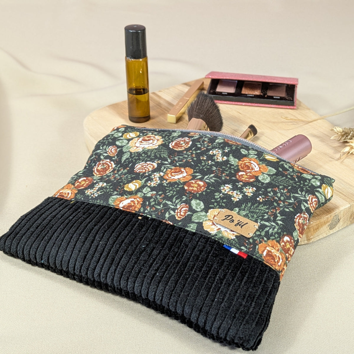 Cette pochette peut servir de trousse à maquillage. Sa taille est idéale pour contenir les essentiels.