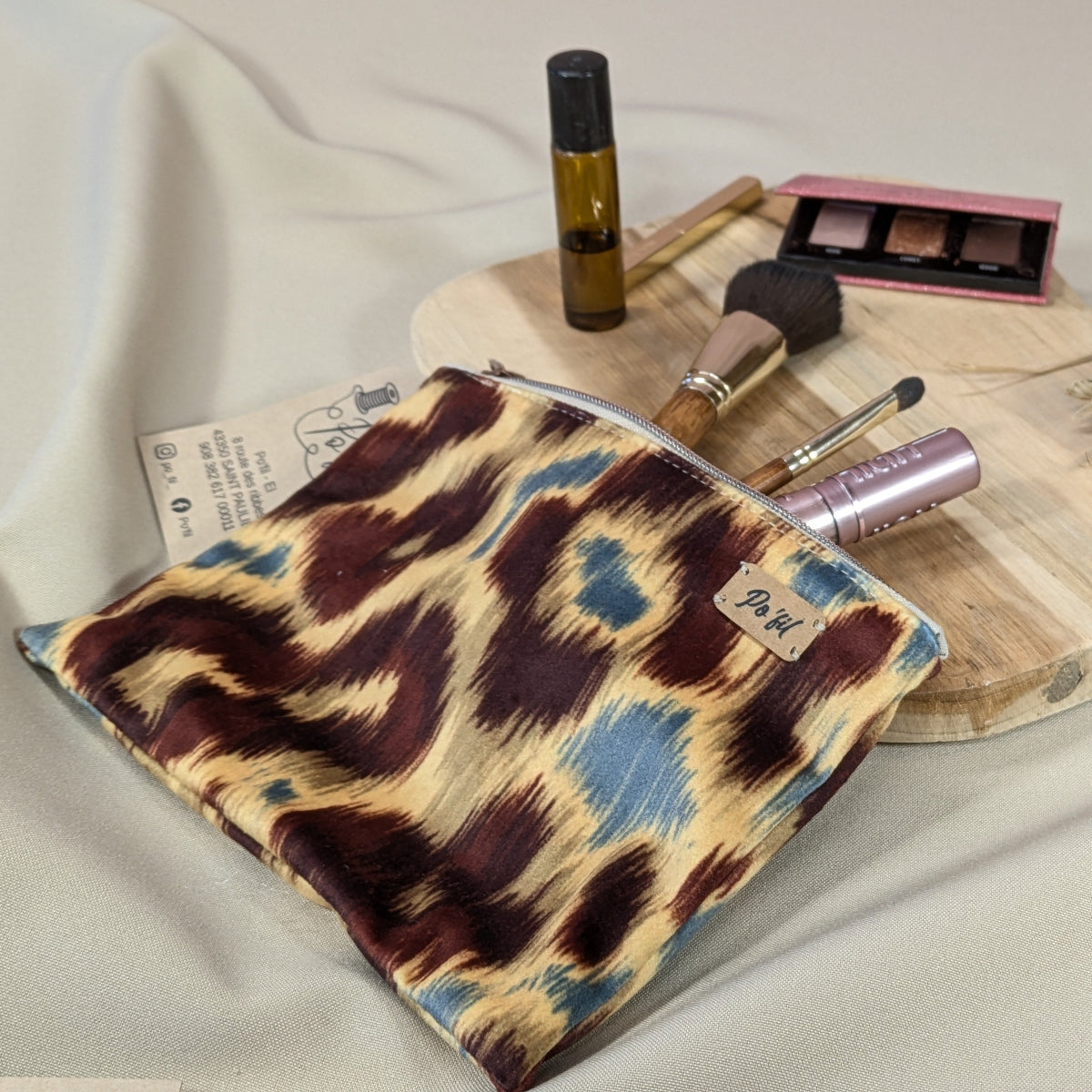 Cette pochette peut servir de trousse à maquillage. Sa taille est idéale pour contenir les essentiels.