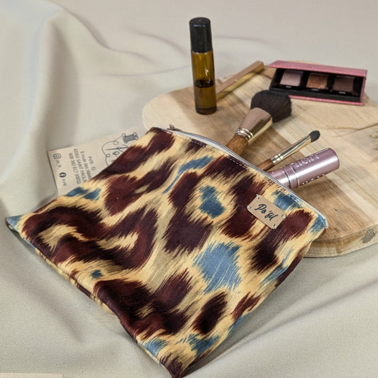 Cette pochette peut servir de trousse à maquillage. Sa taille est idéale pour contenir les essentiels.
