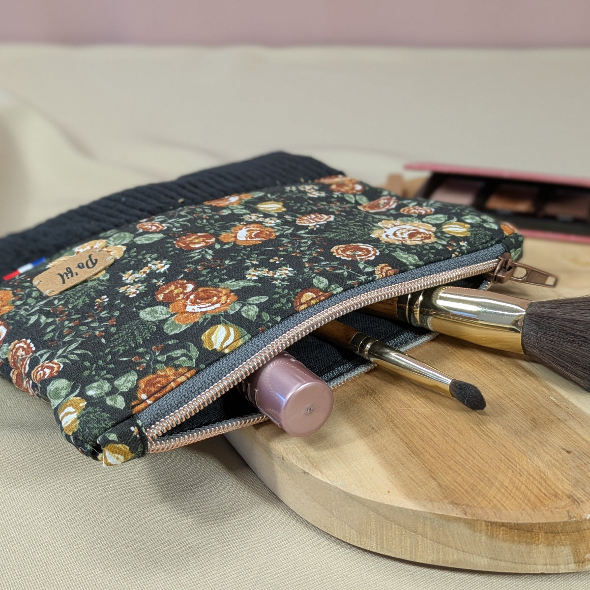 Zoom sur la fermeture cuivrée de cette pochette plate