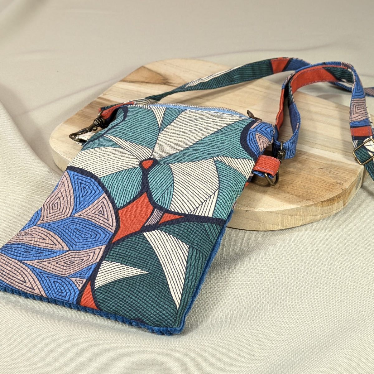 Dos de la pochette à téléphone en coton imprimé de grosses feuilles de nénuphar graphiques