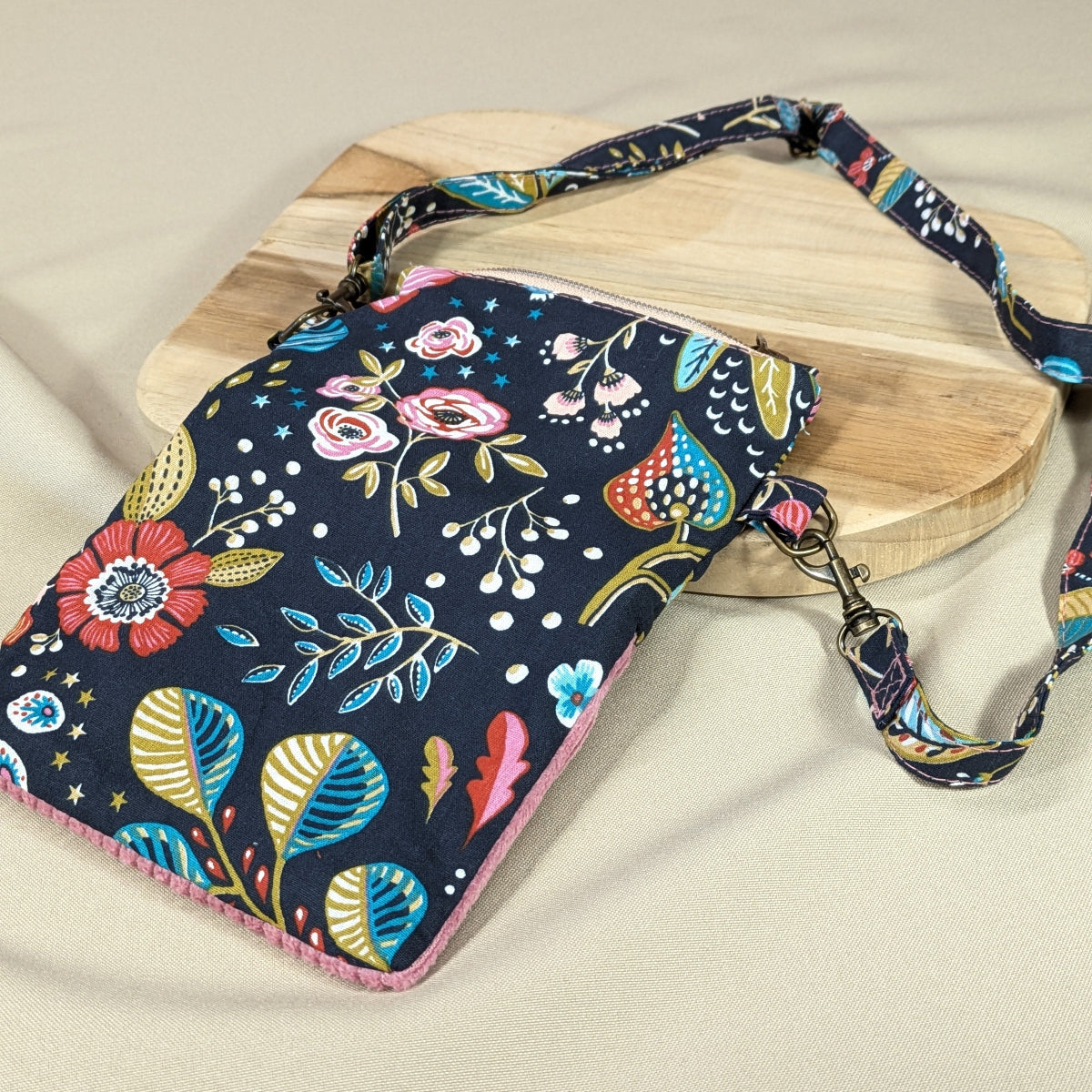 Dos de la pochette à téléphone en coton au fond gris ardoise imprimé de motifs floraux colorés